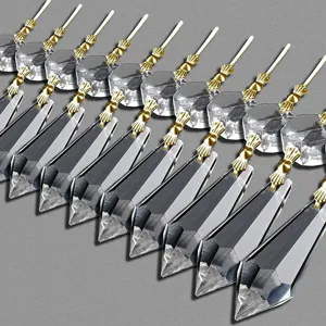 Dettaglio macro di più prismi in cristallo a goccia trasparenti per lampadari e arredo