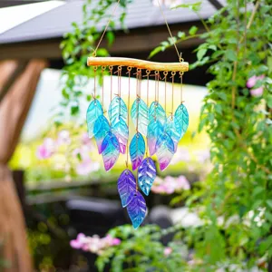 Lebhaftes handgefertigtes Glasblatt-Windspiel, das anmutig in einem sonnigen Garten hängt