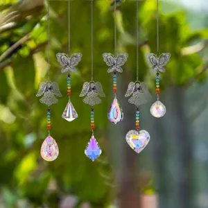 Set decorativo di sei acchiappasole in cristallo con prismi a farfalla e angelo.