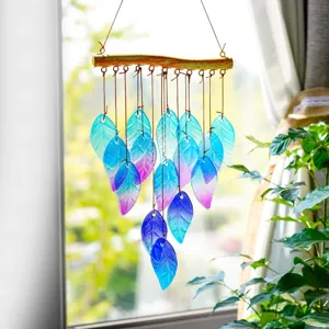 Detailansicht eines handgefertigten Glasblatt-Windspiels mit blau-violettem Farbverlauf