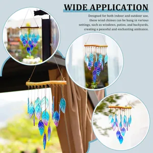 Detailansicht handgefertigter bunter Glasblatt-Windspiele, die in einem sonnigen Garten hängen