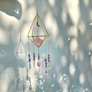 Boho geometrischer Sonnenfänger mit Kristallprismen und Amethysten für Fensterdeko