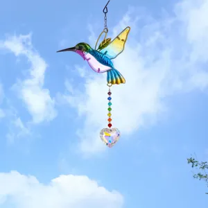 Vista dettagliata del suncatcher a colibrì con perline arcobaleno e cuore di cristallo
