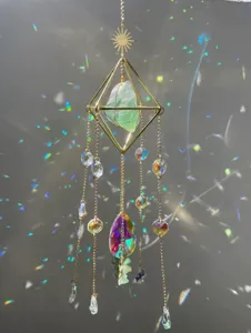 Dettaglio di acchiappasole in cristallo con riflessi arcobaleno colorati su una parete