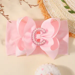 Bandeau rose élégant pour bébé avec un grand nœud et une lettre C en perles brillantes