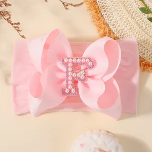 Joli bandeau à nœud rose pour bébés avec détail de lettre F en perles et strass brillant