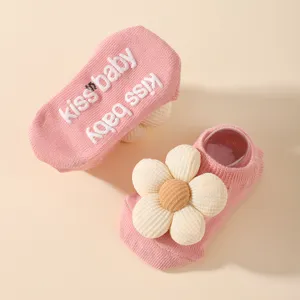 Detailansicht der rosa rutschfesten Babysocken mit großer cremefarbener Blume Deko