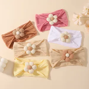 Set mit sechs bunten Baby-Stirnbändern mit zarten Stoffblumen-Verzierungen für Kleinkinder