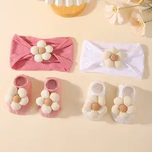 Baby-Stirnband und Socken-Set mit dekorativen 3D-Blumen in Rosa und Weiß, weiches Material