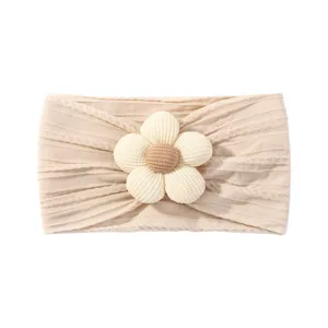 Weiches Baby Stirnband aus Nylon mit weißer Blume für die Haarpflege des Säuglings.