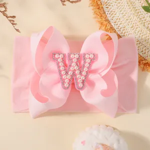 Bandeau pour bébé rose doux avec un grand nœud et une breloque lettre W en perles