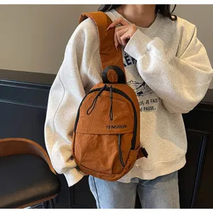 Detaillierte Ansicht der braunen Nylon-Brusttasche im Streetstyle mit TENGRUN-Logo