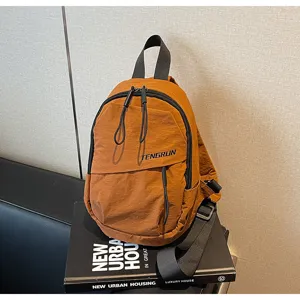 Nahaufnahme einer braunen Urban-Brusttasche mit Reißverschluss und TENGRUN-Markenlogo
