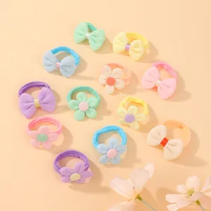 Vue détaillée d'élastiques à cheveux tricotés aux couleurs pastel avec fleurs et nœuds