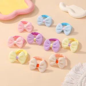 Vue détaillée d'un assortiment d'élastiques à cheveux avec nœud en maille pastel