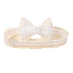 Elegante witte baby-hoofdband van kant met een grote strik van mesh voor baby's