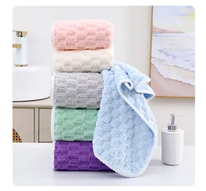 Vista detallada de la toalla de felpa coral suave con diseño de nubes para el cuarto de baño moderno.