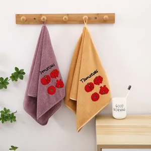 Asciugamani in morbido velluto corallo da appendere con ricamo di pomodoro, assorbenti e pratici.