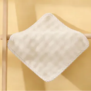 Morbido asciugamano quadrato beige, panno in spugna assorbente per uso quotidiano in bagno.