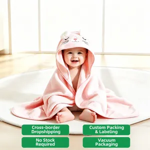 Graziosa coperta per neonati rosa con cappuccio, morbido telo da bagno per neonati in primavera.