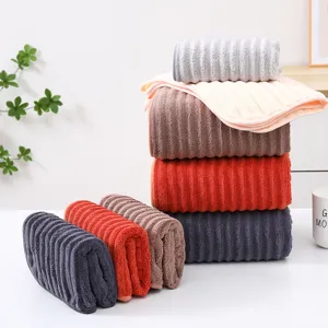 Σετ πετσέτες μπάνιου από κοραλλιογενές fleece με ρίγες, εξαιρετικά απορροφητικές και γρήγορο στέγνωμα.