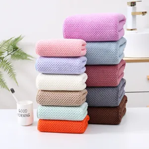 Toalla de baño de felpa coral suave patrón piña absorbente colorida apilada hogar.