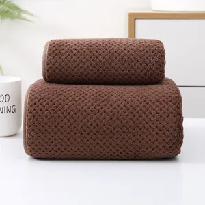 Conjunto de toallas de baño de vellón coral marrón, suave y absorbente en vista principal.