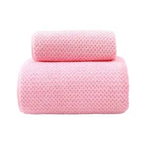 Set di asciugamani da bagno e viso in morbido pile corallo con trama a nido d'ape rosa.