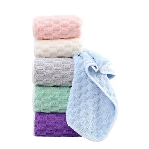Juego de toallas de forro polar coral a cuadros de nube, suaves y absorbentes para uso diario.
