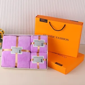 Set de regalo de toallas de forro polar coral con toallas moradas para regalos de empresa.