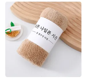 Zachte koraalvleece handdoek, sneldrogende absorberende gezichtsdoek voor dagelijks gebruik.
