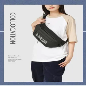 Modelo con riñonera negra de estilo urbano con estampado de letras grandes delante