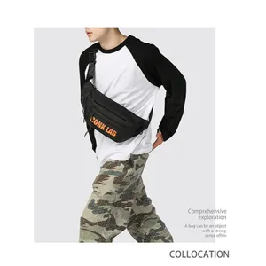 Vista detallada de la riñonera negra streetwear con bordado CONK LAB naranja
