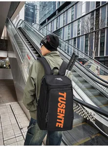 Detail eines großen Outdoor-Sportrucksacks für Herren mit orangefarbenem Aufdruck