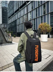 Urbaner Lifestyle-Shot eines großen schwarzen Sportrucksacks für Federballschläger.