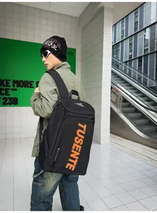 Mann trägt großen schwarzen TUSENTE Sportrucksack in städtischer Außenumgebung