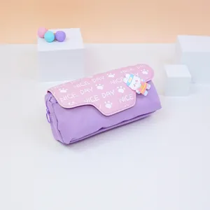 Vista dettagliata dell'astuccio in tela viola con patta rosa, testo e coniglio carino.