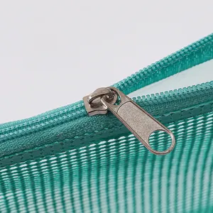 Vista di dettaglio della borsa con zip in rete verde, materiale PVC, primo piano sul cursore.