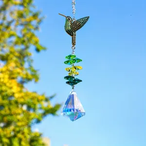 Acchiappasole a forma di colibrì in cristallo con splendidi pendenti prismatici