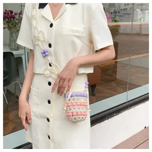 Exquisite Mini-Perlentragetasche mit farbigen Akzenten und elegantem Perlen-Schultergurt