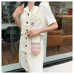 Detailansicht einer bunten Mini-Eimertasche mit Perlen an einem weiblichen Model.