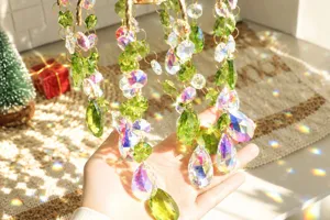 Dettaglio dell'acchiappasole in cristallo con prismi AB e riflessi arcobaleno