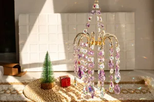 Vista dettagliata dell'acchiappasole in cristallo con prismi viola e vivaci riflessi di luce