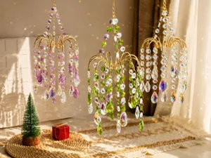 Set di tre prismi acchiappasole decorativi in cristallo che riflettono luce solare.