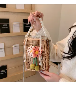 Élégant petit sac carré en rotin tressé main avec poignée perles et breloques fleurs