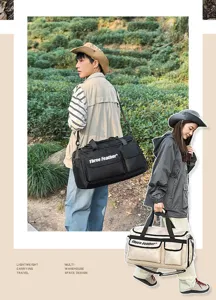 Große Outdoor-Reisetasche für Fitness und Wandern in den Farben Schwarz und Beige.
