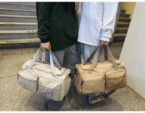 Multifunktionale Reisetasche mit großer Kapazität, mehreren Taschen und Schultergurt.