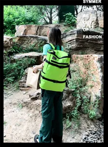 Model draagt een limoengroene outdoor wandelrugzak in een rotsachtige omgeving.