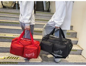 Detailansicht einer grossen Reisetasche mit mehreren Fächern und stabilen Tragegriffen für reisen.