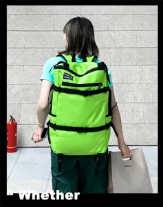 Vrouw draagt een grote neon groene reisrugzak voor wandelen en outdoor